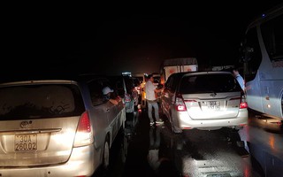 Chôn chân trên cao tốc Pháp Vân – Cầu Giẽ hơn 5 tiếng đồng hồ sau vụ va chạm giữa xe cứu hỏa và xe khách