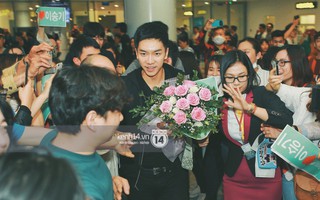 "Ngộ Không" Lee Seung Gi tươi rói nhận hoa, Yook Sung Jae điển trai giữa đám đông fan náo loạn sân bay Nội Bài