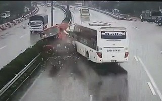 Clip vụ va chạm kinh hoàng giữa xe cứu hỏa và xe khách trên cao tốc Pháp Vân