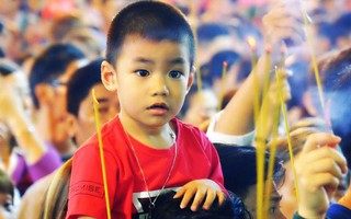 Chùm ảnh: Trẻ con đờ đẫn, mệt nhoài giữa biển nhang đỏ rực của khách đến viếng chùa bà Thiên Hậu Bình Dương