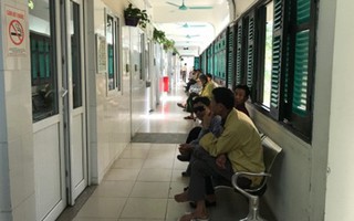 13 năm sống trong bóng tối bà lão 73 tuổi rớt nước mắt khi cuối đời lại được nhìn thấy con cháu