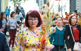 Hội chị em Hà Nội - Sài Gòn tranh thủ giờ nghỉ trưa, xúng xính đi lễ cầu an ngày rằm tháng Giêng