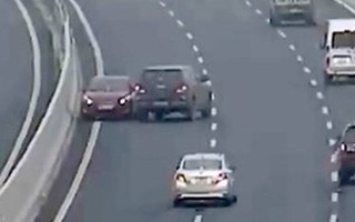 Hà Nội: Choáng trước cảnh nữ tài xế điều khiển ô tô ngược chiều lao vun vút trên cao tốc Hà Nội - Hải Phòng