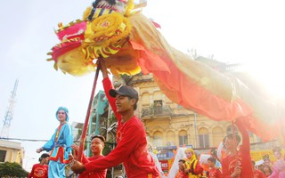 Người dân Sài Gòn đội nắng chen nhau đến phố người Hoa xem Bát Tiên “giáng trần