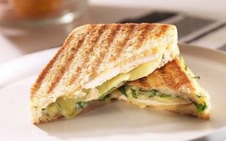 Dù không có máy bạn vẫn có thể làm được bánh mì sandwich nướng giòn rụm, thơm lừng
