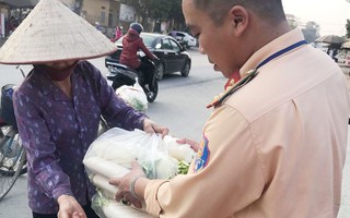 Hà Nội: CSGT "giải cứu" củ cải cho bà con nông dân Tráng Việt