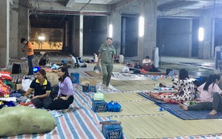 Sau 1 đêm thức trắng vì cháy, hàng chục người dân chung cư Carina lại nằm vạ vật trong nhà tạm lánh, dùng đồ từ thiện