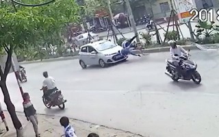 Hà Nội: Đạp xe sang đường không quan sát, hai ông cháu bị ô tô hất tung