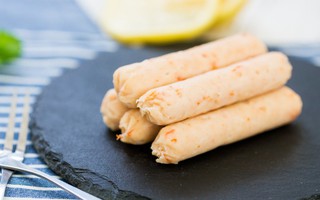 Mẹ khéo tay làm xúc xích tôm ngon bổ cho bé