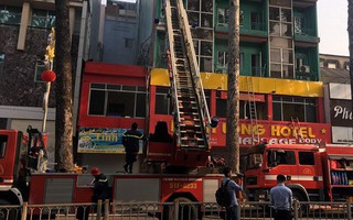 Khách sạn 8 tầng ở Sài Gòn bốc cháy, hàng chục người hoảng loạn, nhiều khách nước ngoài kêu cứu