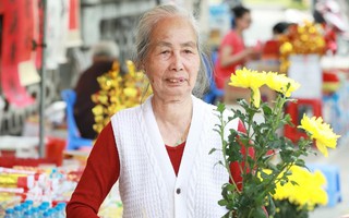 Người phụ nữ bán hoa gói đĩa cuối cùng đất Hà thành, trải qua 70 mùa hoa vẫn say mê