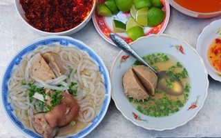 Khám phá tiệm bánh canh có viên bò to như trái tennis, chiều nào cũng tấp nập khách ở Sài Gòn