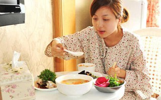 Cô em chồng chăm chị dâu ở cữ, nấu đủ món ngon bê tận miệng vẫn bị chê, chị em rào rào hỏi: "Em còn anh trai nữa không?"