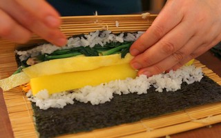 Cơm cuộn gimbap chẳng lo rách lá rong biển nếu trước khi cuộn bạn làm thêm thao tác này