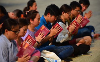Cư dân Carina làm lễ cầu siêu cho 13 nạn nhân tử vong trong vụ cháy