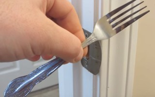 Nĩa đâu chỉ dùng để lấy thức ăn mà còn có thể trở thành khóa an toàn cho cửa nữa nhé