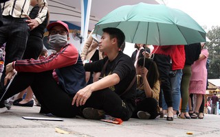 Hà Nội: Hàng trăm người đội nắng xếp hàng mua vé máy bay 0 đồng