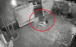 Bố mẹ đánh đập, xịt nước, kéo lê con gái 9 tuổi trên đường vì nghĩ bị… ma nhập