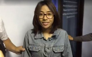 Ngồi trong phòng xử án, nữ tù nhân phạm tội giết người vẫn vui vẻ selfie với bạn rồi tung ảnh lên mạng