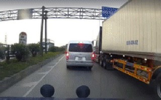 Clip: Xe bus bỗng dưng đi ngược chiều trên quốc lộ khiến hàng loạt phương tiện hoang mang không biết tránh kiểu gì