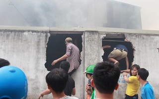Cháy lớn tại chợ Quang (Hà Nội): Tiểu thương phá tường cứu hàng hóa