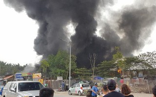 Hà Nội: Cháy cực lớn, thiêu rụi hoàn toàn xưởng giày da ở Triều Khúc chỉ trong chốc lát