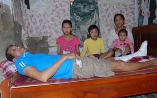 Chồng bị tai nạn nằm một chỗ, một mình vợ đi bốc gạch thuê nuôi 3 con thơ dại cùng cha mẹ chồng già yếu