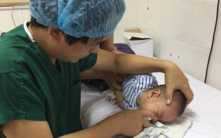 Quyết không dùng kháng sinh, mẹ khiến con viêm tai giữa nặng vì tự chữa bằng thảo dược