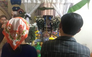 Hai người được Hải An hiến giác mạc đến thắp hương cho bé ngay sau khi xuất viện