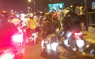 Bỏ lại xe máy, người phụ nữ nhảy cầu Nguyễn Văn Cừ tự vẫn