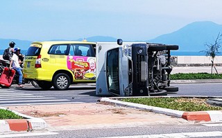 Bị "ninja" tạt đầu, xe tải thắng gấp lật nghiêng giữa đường phố Đà Nẵng