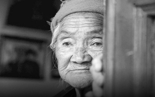 "Con có bận không cho mẹ gọi điện nói chuyện một tí" - Từ bao giờ mà mẹ phải xin phép tôi thế này?