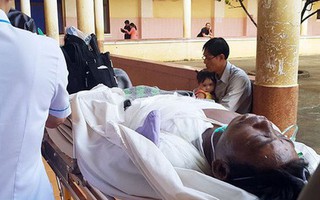 Vợ tạt nước sôi khiến chồng nguy kịch, con bị thương