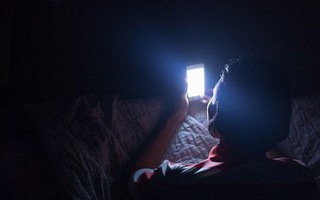 Bắt gặp con trai xem phim khiêu dâm, ông bố đã có hành động đáng sợ