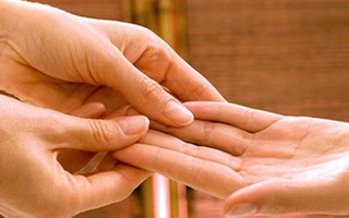 Xòe bàn tay xem bạn có sở hữu 3 đường chỉ tay đem lại cuộc sống thoải mái, không bao giờ phải lo lắng về tiền bạc hay không?