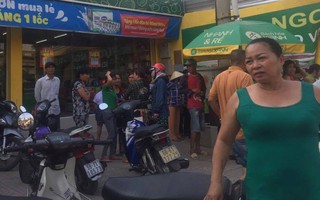 TP.HCM: Đang lưu thông trên đường, nhiều người bất ngờ nhìn thấy người đàn ông dùng xăng tẩm lên cơ thể rồi đốt