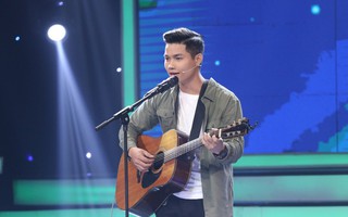 Ôm đàn guitar lên sân khấu, chàng quay phim khiến các cô gái xao xuyến vì hát quá hay