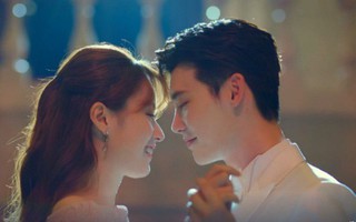 Nửa đêm trở về sau cuộc nhậu, chồng choáng váng chứng kiến cảnh vợ và con gái trong phòng khách