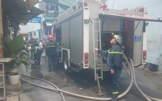 TP.HCM: Giải cứu thành công cụ ông 70 tuổi bị ngạt khói trong quán cà phê bốc cháy giữa trưa