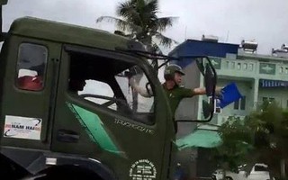 Vụ cảnh sát đánh đu phía trước, xe tải vẫn chạy: Do lái xe không tắt máy và bị trượt phanh