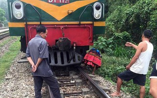 Yên Bái: Di chuyển trên đường ray, cụ bà bị tàu hỏa đâm tử vong