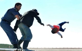 Rợn người hình ảnh ông bố ném đứa con gái và cái kết không ai có thể ngờ được