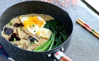 15 phút nấu mì trứng nấm nóng hổi cho bữa sáng ngon bất ngờ