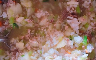 Một nách hai con sinh đôi, đến bữa ăn cơm trộn như thế này, mẹ trẻ bị mắng là "ăn cơm lợn", chỉ biết ăn bám chồng