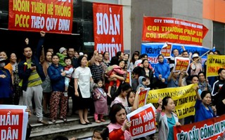 Hà Nội: Dân chung cư bế trẻ nhỏ giăng băng-rôn tố chủ đầu tư chiếm dụng sân chơi, không đảm bảo an toàn PCCC
