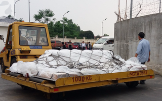 Người cha lặng lẽ, không nói nên lời bên quan tài con gái bị đột tử tại Nhật Bản đã được đưa về đến Việt Nam