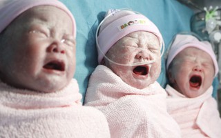 Vượt cạn "ngoạn mục" dù có vết mổ cũ, bà mẹ 32 tuổi sinh 3 cô công chúa đáng yêu như thiên thần