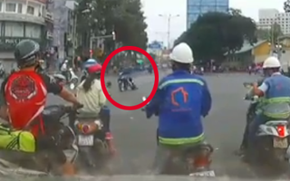 Clip: Cô gái bị cướp giật túi, kéo lê vài chục mét giữa ngã tư Sài Gòn