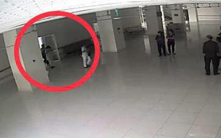 Đưa vợ đi cấp cứu, người đàn ông hung hăng lăng mạ, đánh bác sĩ và điều dưỡng