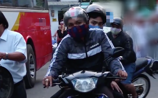 Tp.HCM: Đang quay phim đám tang thì bị 2 thanh niên đi qua cướp luôn camera